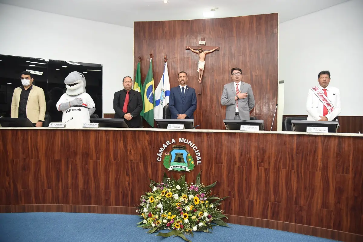Imagem da notícia: Um tubarão na Mesa Diretora na Câmara Municipal de Fortaleza