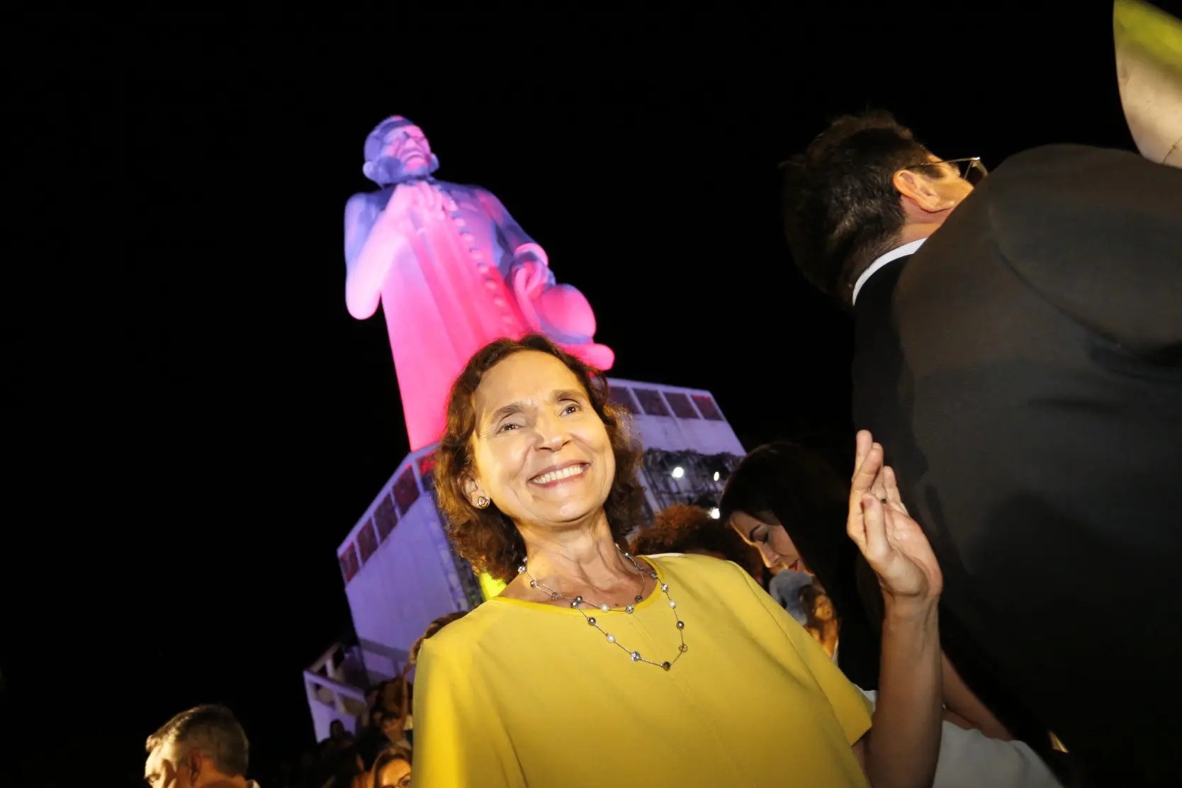 Imagem da notícia: Encontros de Izolda com deputados e prefeitos mostram estratégia de influência em bases eleitorais