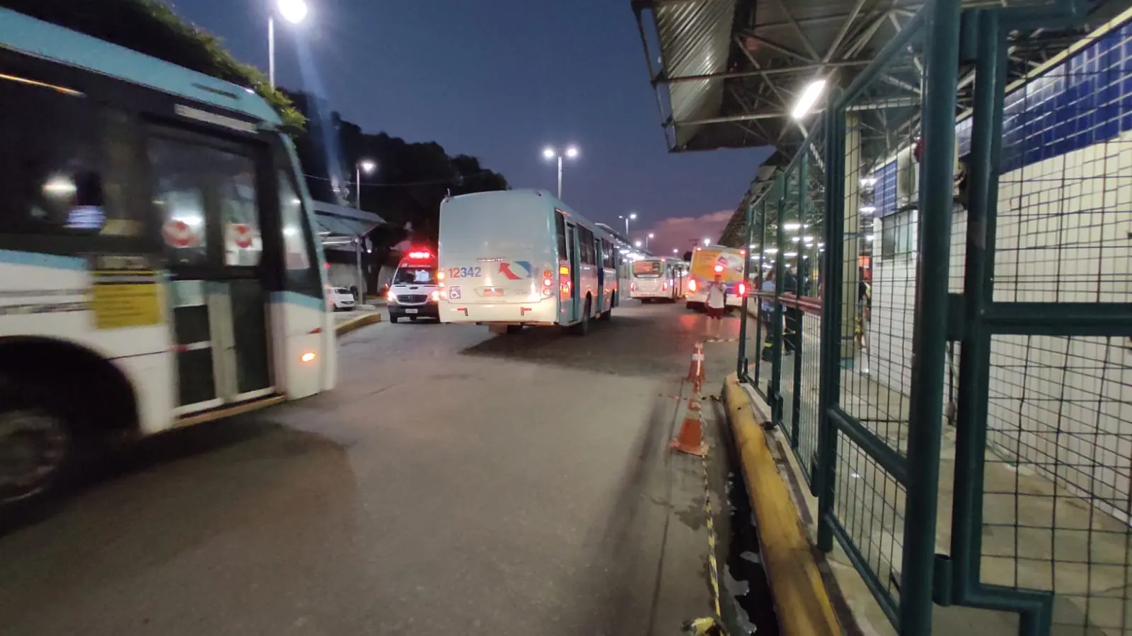 Imagem da notícia: Mulher morre prensada entre ônibus e grades do Terminal do Siqueira, em Fortaleza
