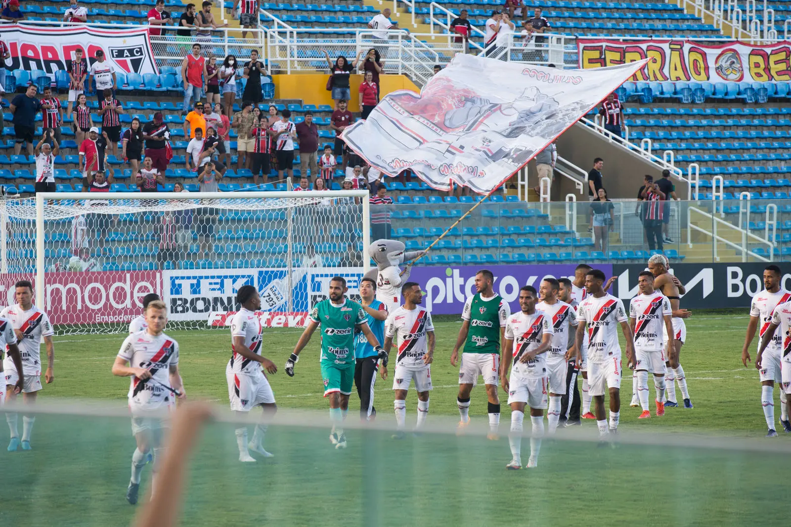 Imagem da notícia Retorno do PV tem festa coral, elogios ao estádio e ambiente familiar; veja imagens exclusivas
