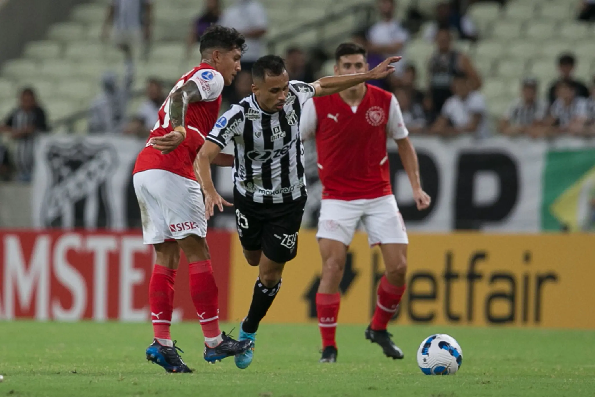 Imagem da notícia: Independiente e Ceará travam duelo dos melhores ataques da Sul-Americana; veja números e artilheiros