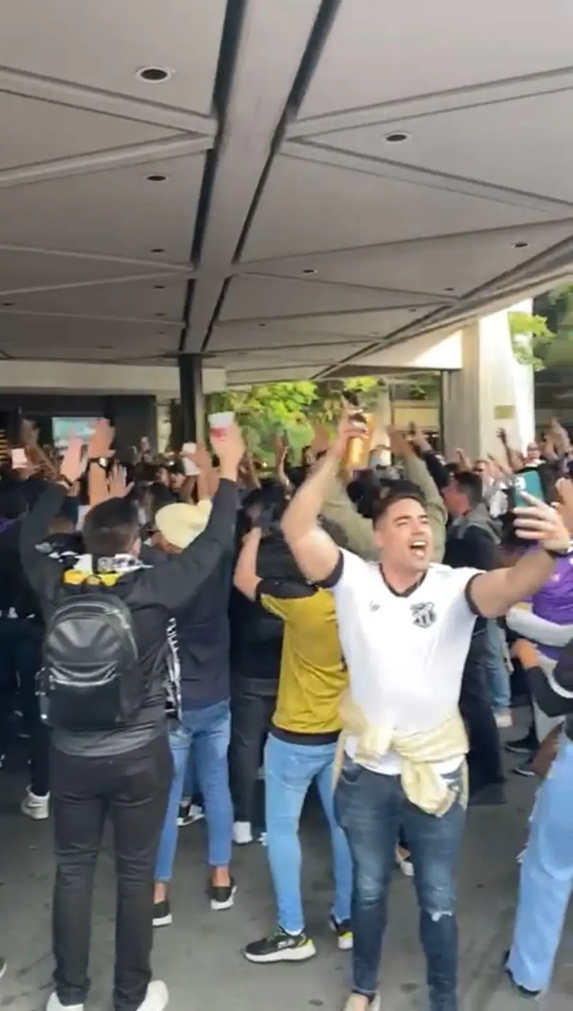 Imagem da notícia: Ceará desembarca na Argentina e recebe apoio do torcedor na chegada ao hotel; veja vídeo