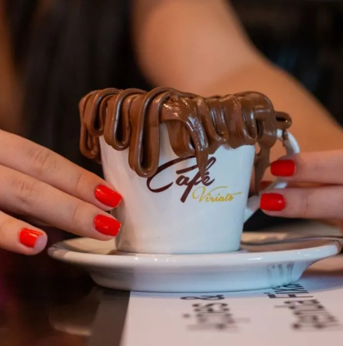 Dentre as opções de café, também há a xícara de café com creme de avelã