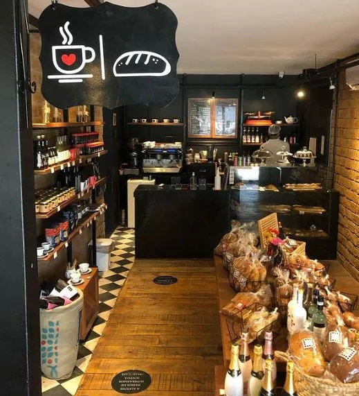 Dentro da cafeteria, também é possível escolher produtos da padaria artesanal