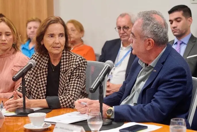 Imagem da notícia: Izolda diz que momento é de evitar 'interesses eleitoreiros' no debate sobre ICMS de combustíveis