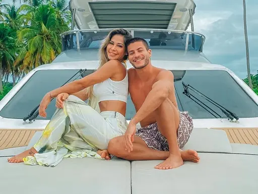 Imagem da notícia: Arthur Aguiar tatua nome de Maíra Cardi no peito