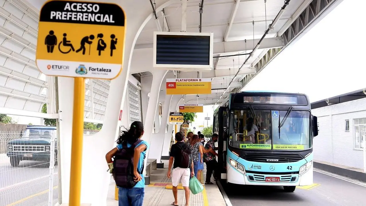 Imagem da notícia: Após morte de jovem prensada por ônibus, vereadores pedem mudanças em estrutura de terminais