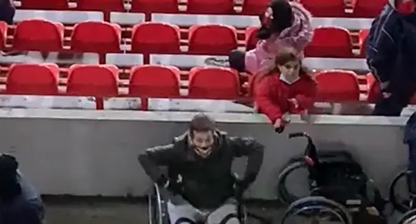 Imagem da notícia: Torcedor do Independiente imita macaco em ato racista para torcida do Ceará na Argentina; veja vídeo
