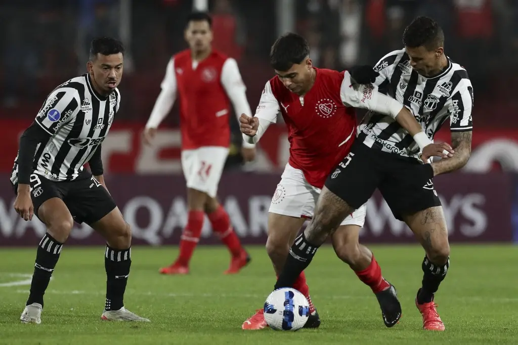Imagem da notícia: Ceará conquista premiação milionária com oitavas da Sul-Americana; veja valores