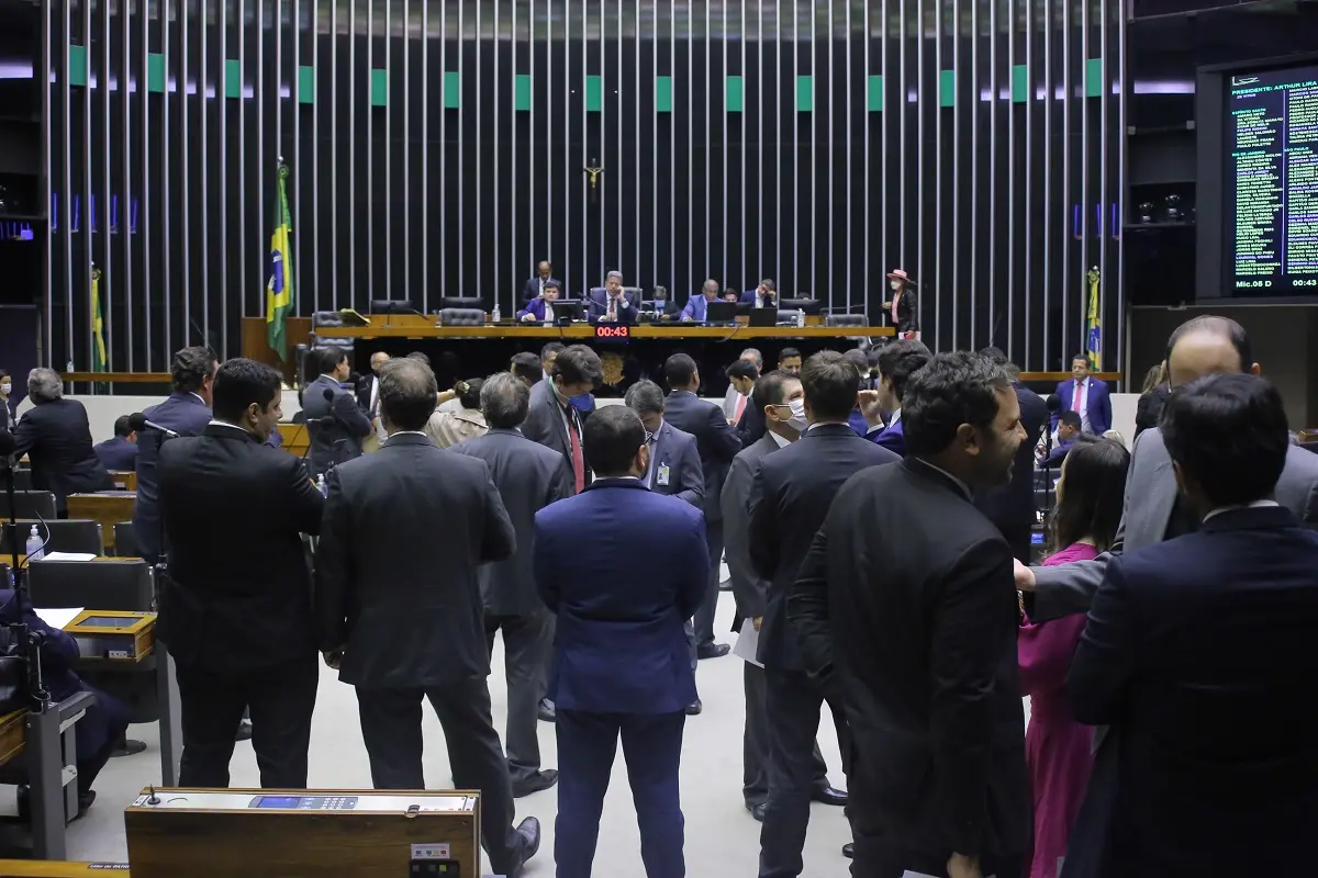 Imagem da notícia: Proximidade da eleição emparedou deputados em projeto sobre redução do ICMS; veja votos do Ceará