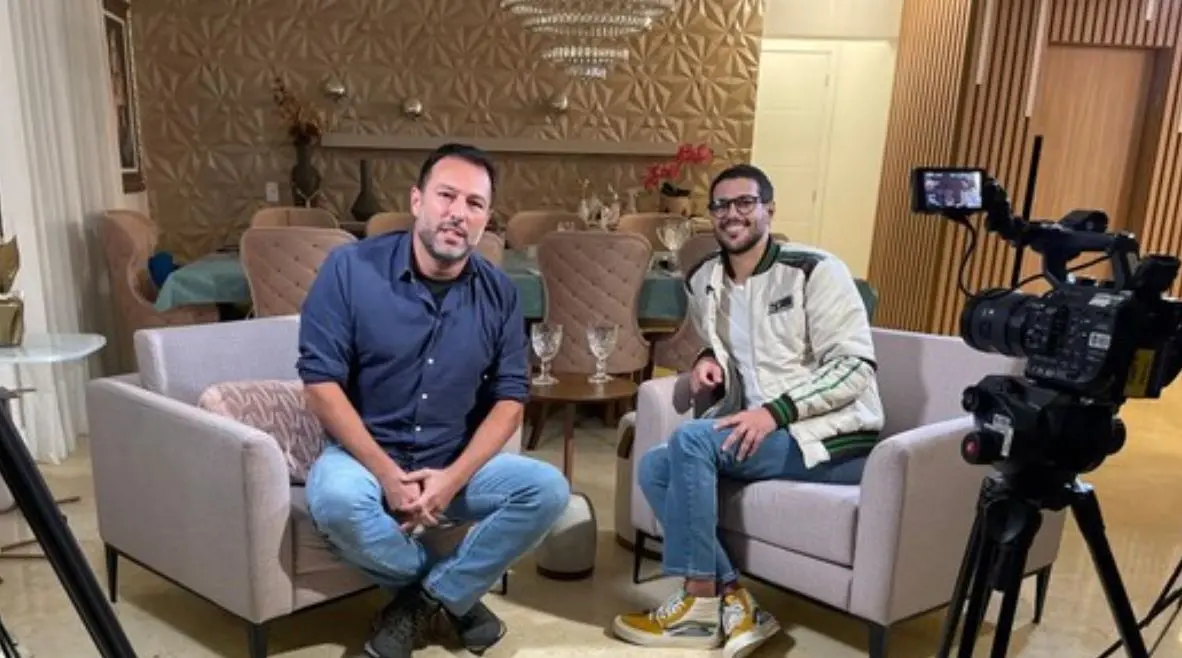 Imagem da notícia: Rodrigo Mussi: veja primeira foto de entrevista com ex-BBB após acidente