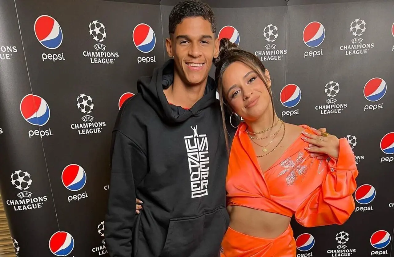 Imagem da notícia:  Luva de Pedreiro encontra Camila Cabello em Paris: 'Você é a melhor do mundo! Receba'