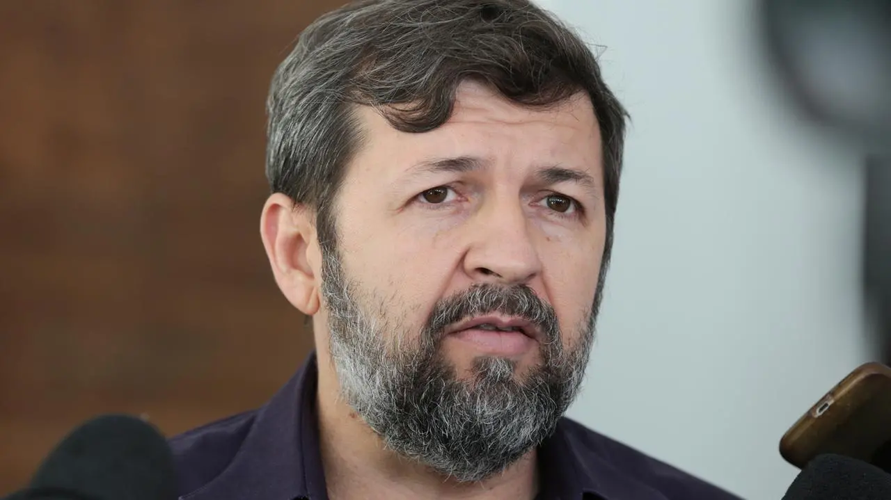Imagem da notícia: Sarto viaja à Europa, e Prefeitura de Fortaleza será comandada por Élcio Batista