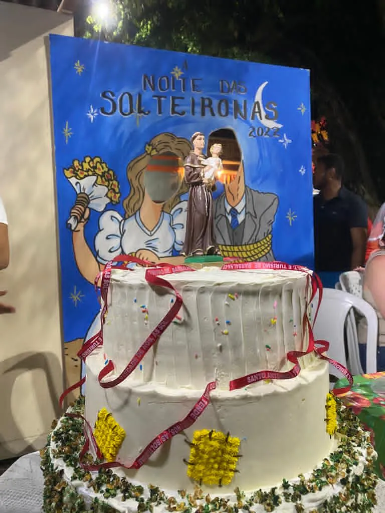 Uma das simpatias diz respeito a encontrar a aliança dentro de um bolo de três andares, cujo topo está a imagem de Santo Antônio