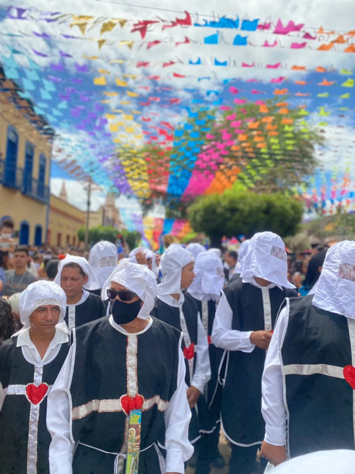 Grupos culturais desfilaram pelas principais ruas da cidade