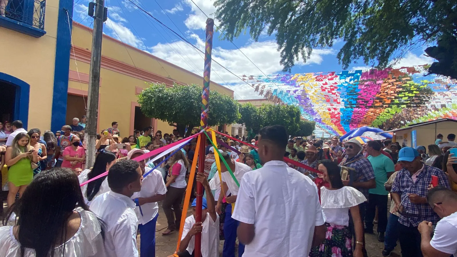 Uma multidão se reuniu para acompanhar o desfile dos grupos tradicionais de Barbalha