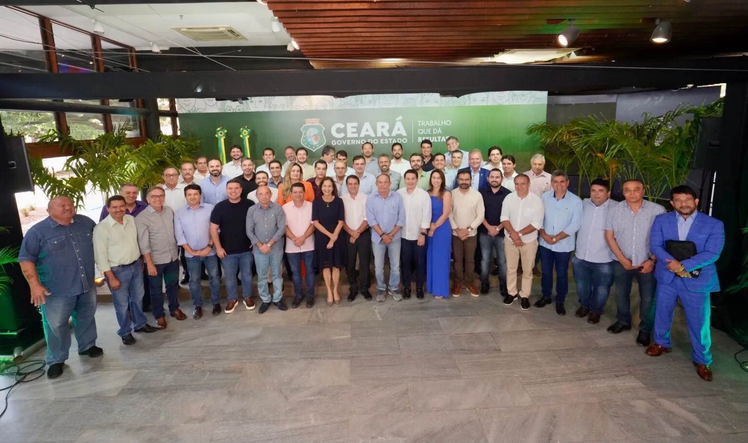 Cerca de 50 deputados estaduais e federais se reuniram com a governadora em abril