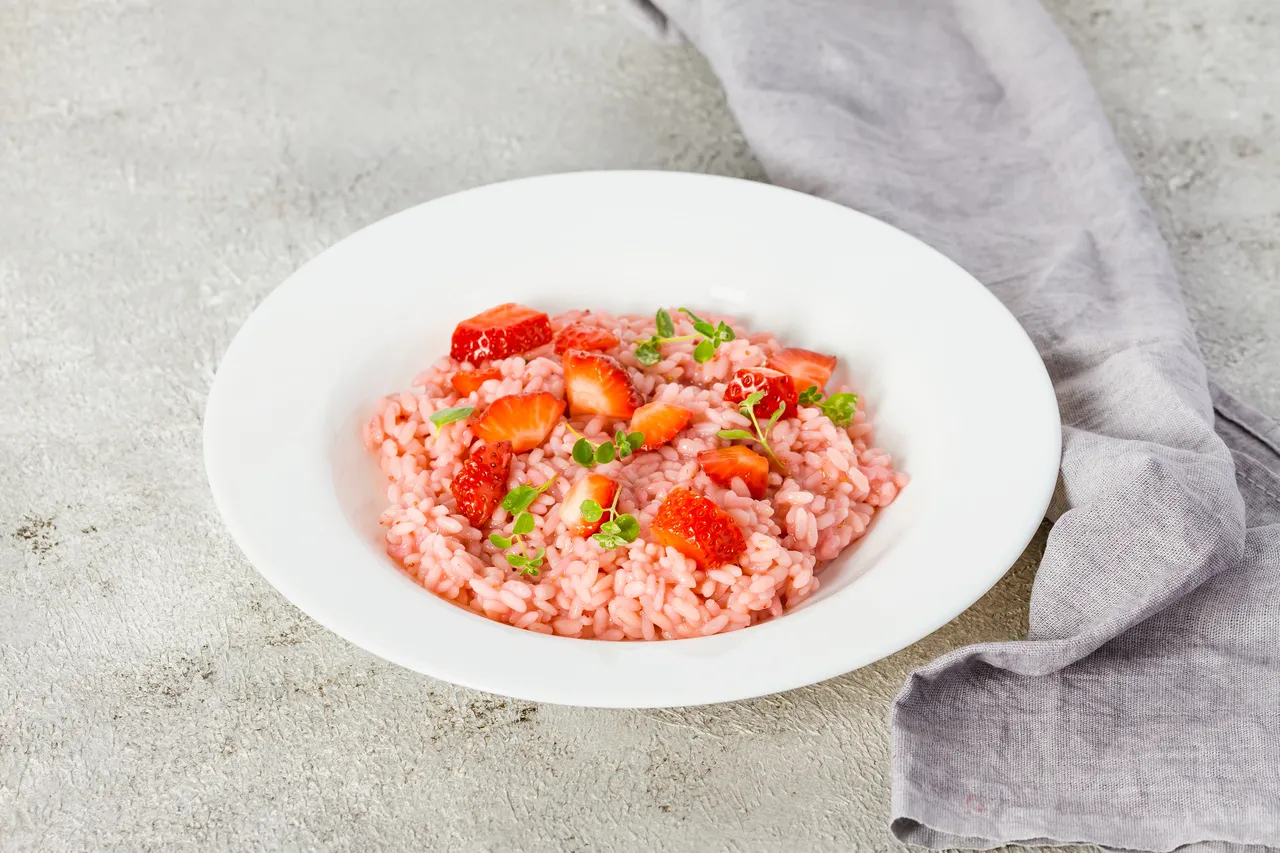 A fruta deve ser adicionada após o cozimento do arroz, durante o processo de refogamento