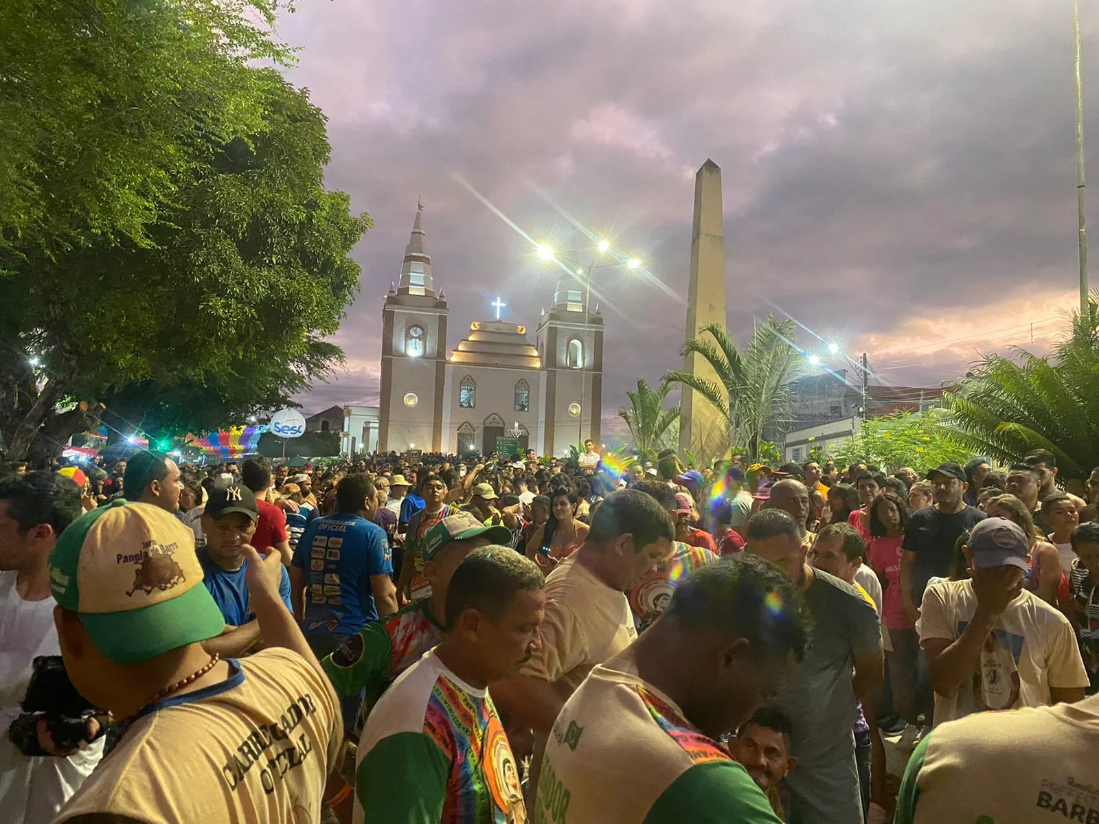 O Pau da Bandeira foi hasteado na praça da Matriz, no Centro histórico de Barbalha