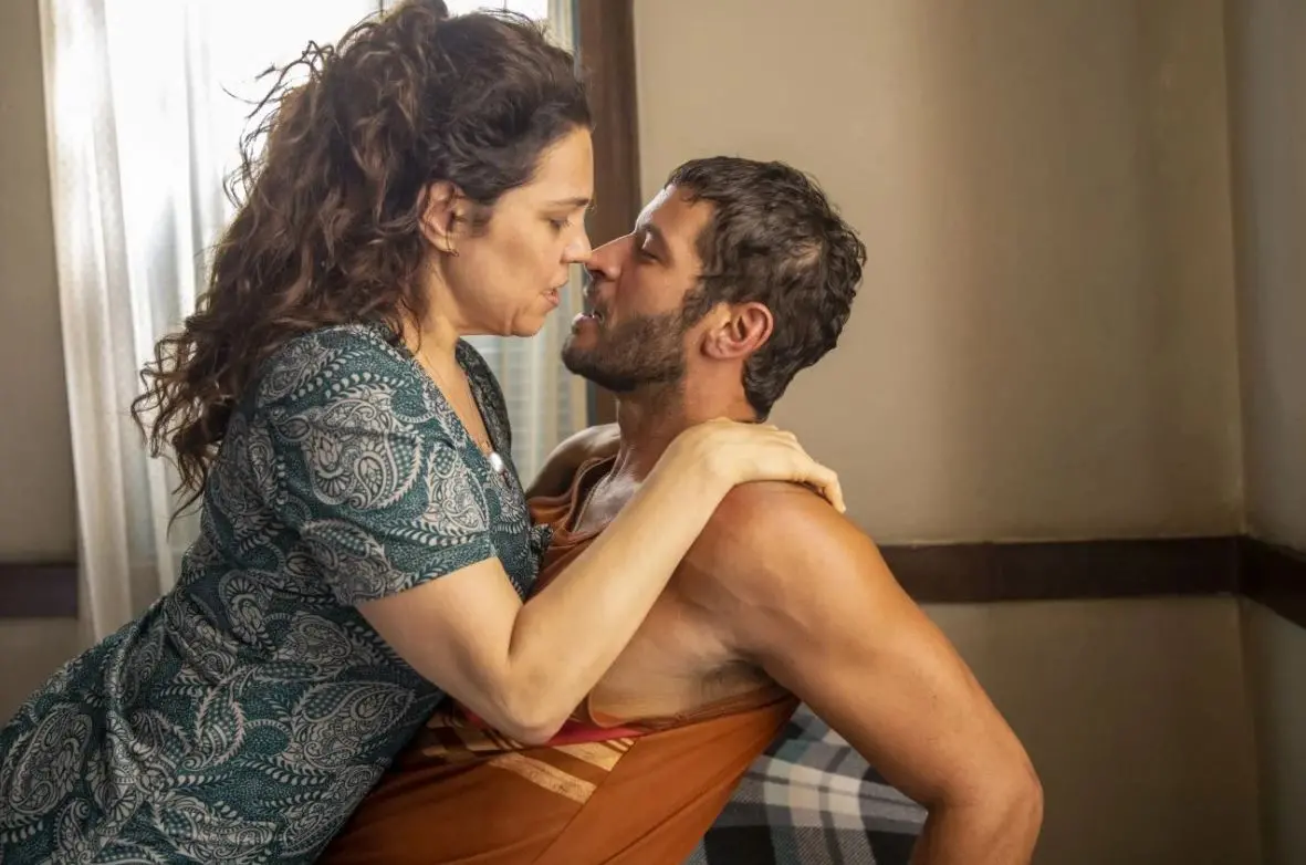Imagem da notícia: Levi em Pantanal: peão beija Maria Bruaca, mas reação dela surpreende; entenda