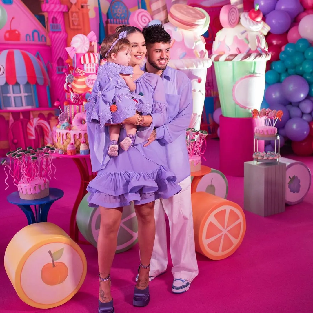 Zé Felipe e Viriginia, ao lado da filha, em aniversário com temática 