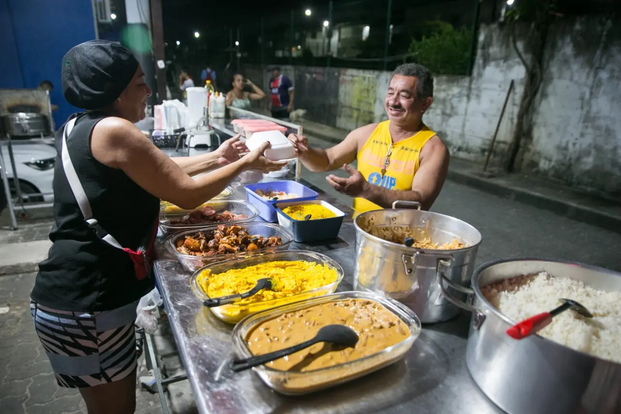 Imagem da notícia: Pratinho em Fortaleza vai da esquina aos restaurantes sem perder a majestade no paladar cearense