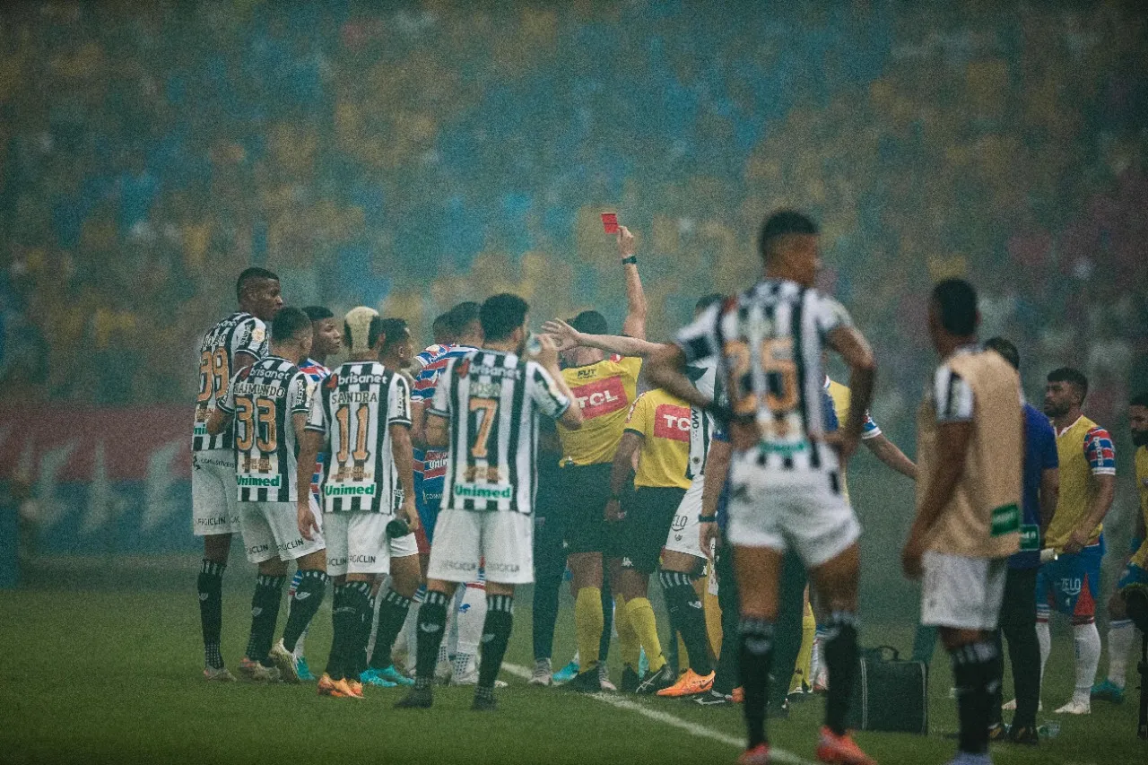 O cartão vermelho dado ao volante Felipe, do Fortaleza, é um dos lances contestados pelo clube da arbitragem de Braulio Machado