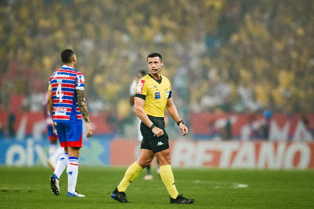 Imagem da notícia: Jogadores e diretoria do Fortaleza disparam contra arbitragem no Clássico-Rei: 