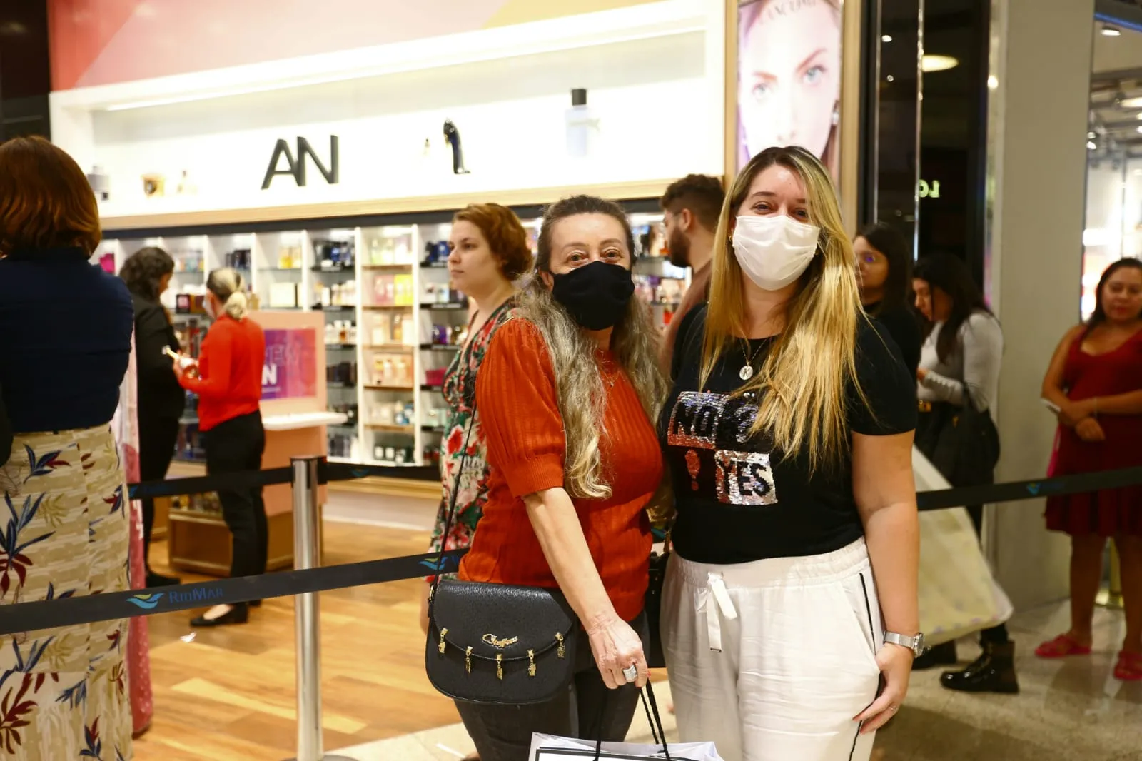 Deuzalinda Cavalcante, aposentada, e Karen Cavalcante, professora, foram em busca de perfumes no Dia Livre de Impostos