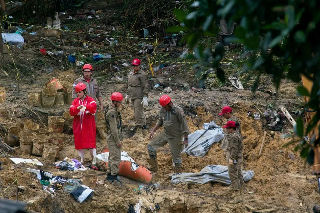 Bombeiros em busca de vítimas em tragédia devido às chuvas em Pernambuco