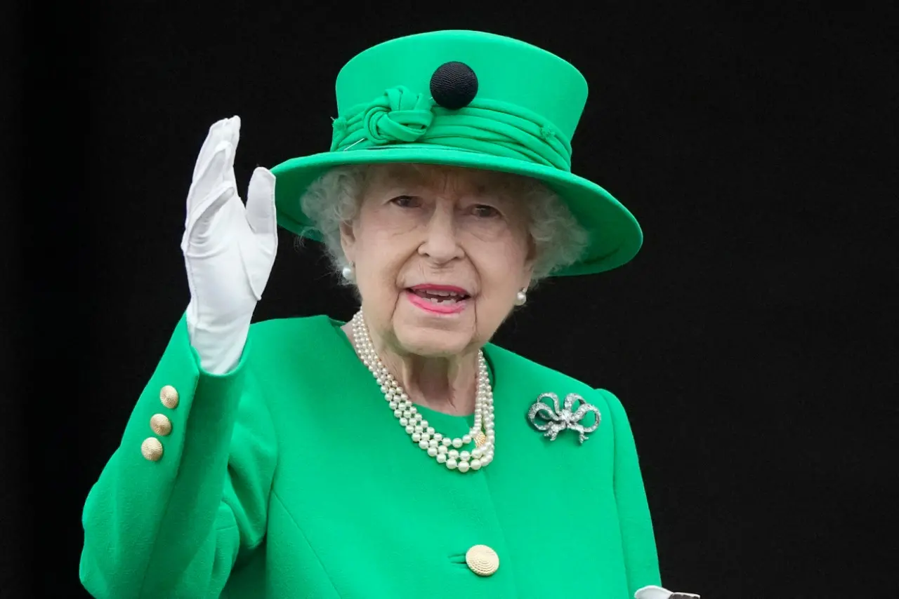 Imagem da notícia: Rainha Elizabeth II faz aparição surpresa em último dia de celebrações do jubileu