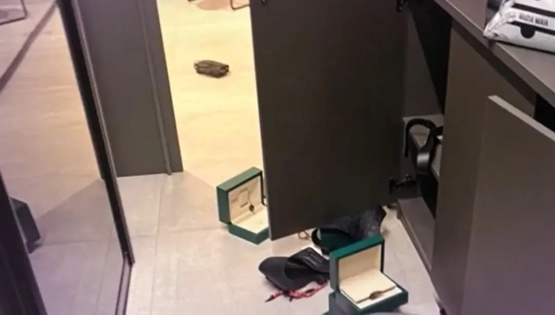 Ao todo, a dupla permaneceu cerca de 2h30 no edifício