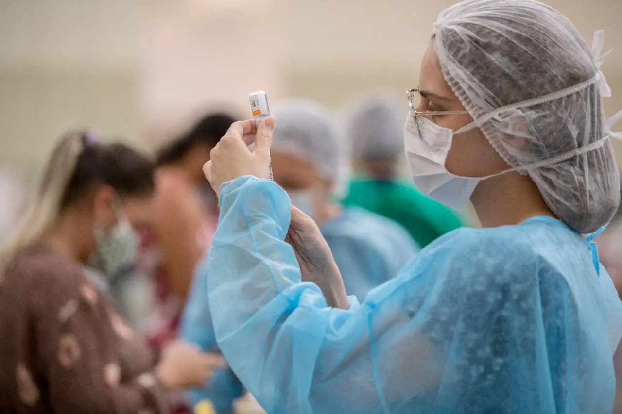 Imagem da notícia: Entenda para que serve a 4ª dose da vacina contra Covid e quem deve receber