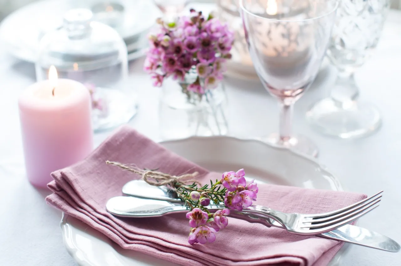 Velas e flores delicadas com tons suaves também podem ser utilizadas