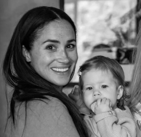 Uma das fotos ainda mostra Meghan segurando a filha