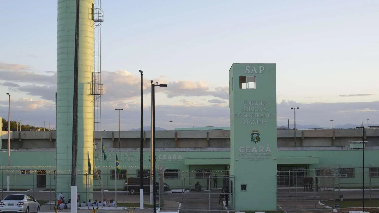 Imagem da notícia: Acusado de matar 'Gegê do Mangue' e 'Paca' no Ceará é transferido para presídio de segurança máxima