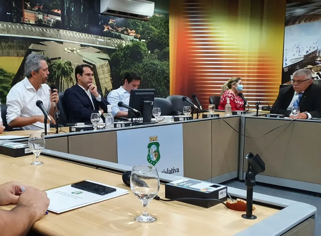 Imagem da notícia: Ânimos se acirram e deputados batem-boca em CPI na AL-CE após áudio contra associação; veja vídeo