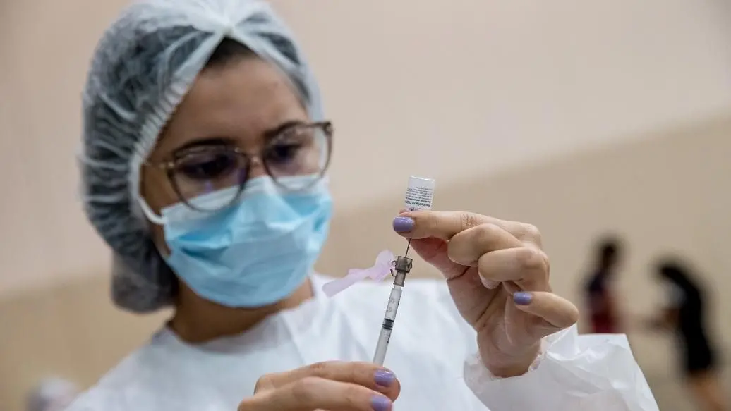 Imagem da notícia: Profissionais de saúde recebem a 4ª dose contra a Covid a partir desta quinta-feira (9) em Fortaleza