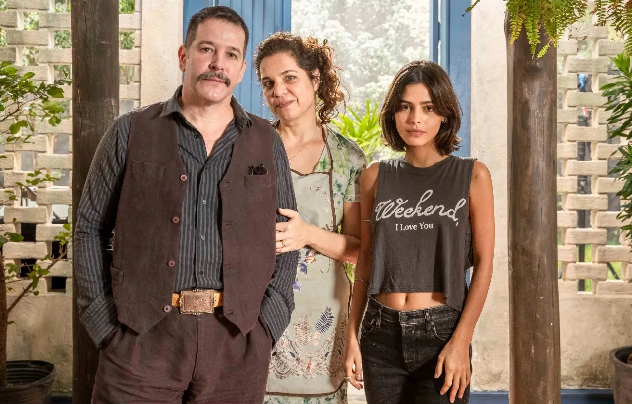 Maria é esposa de Tenório (Murilo Benício) e mãe de Guta (Julia Dalavia).