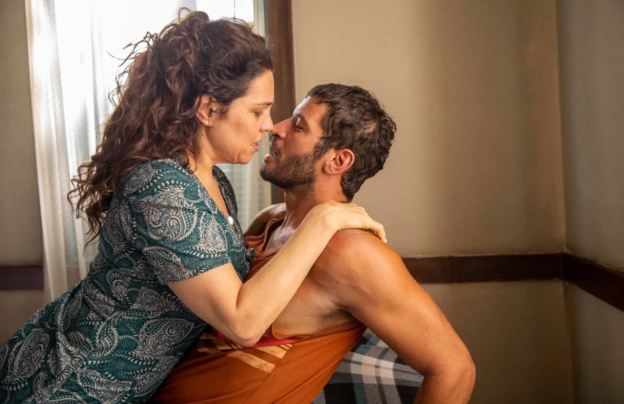 Nos últimos capítulos, Maria (Isabel Teixeira) se entregou ao desejo que sente por Levi (Leandro Lima).