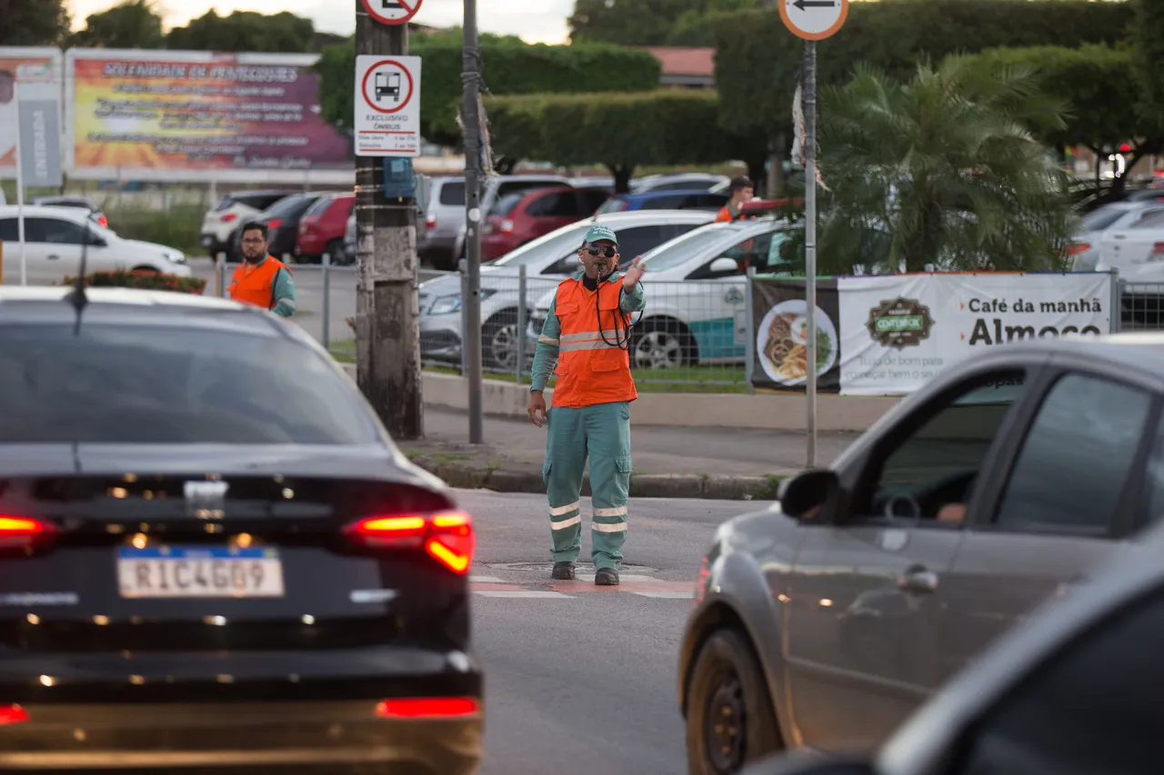 Agentes de trânsito ajudam a controlar o fluxo de veículos quando há falhas nos semáforos