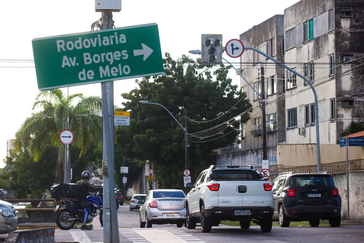 Moradores se queixam de semáforos apagados há mais de um mês