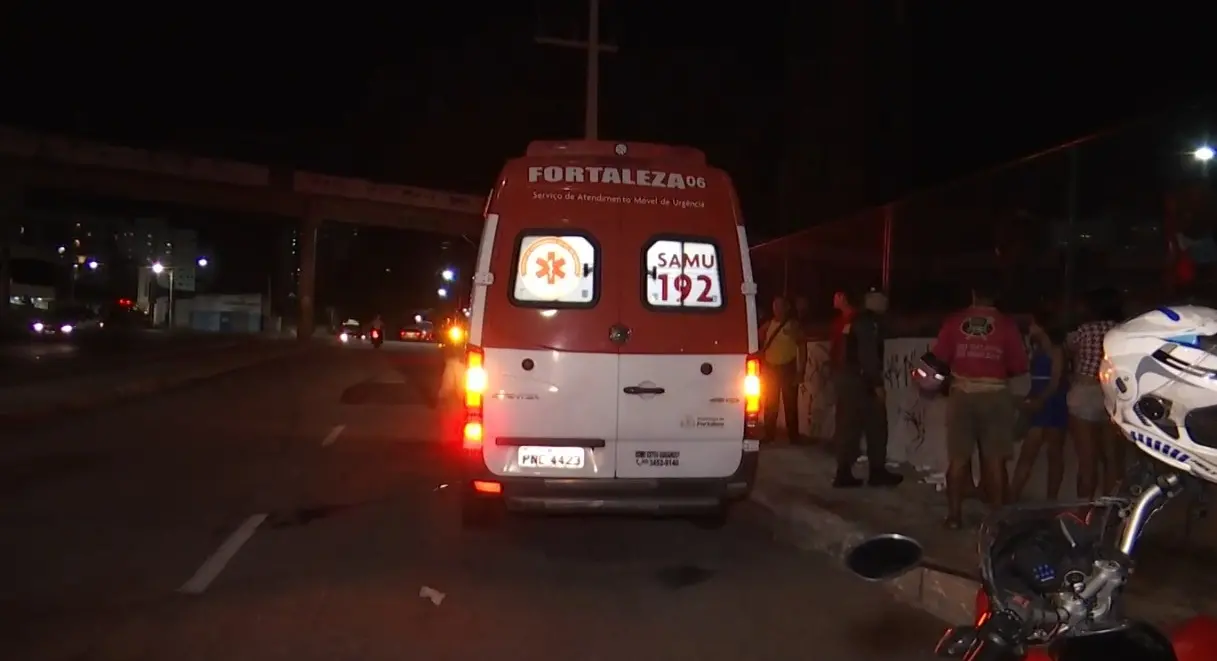 Imagem da notícia: Homem é atropelado por VLT no Papicu e é socorrido em estado grave 