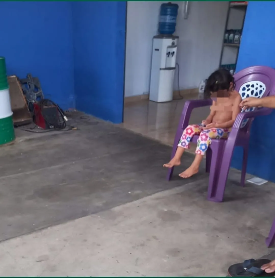 Mecânicos encontram e alimentam menina de três anos esquecida em veículo de transporte escolar
