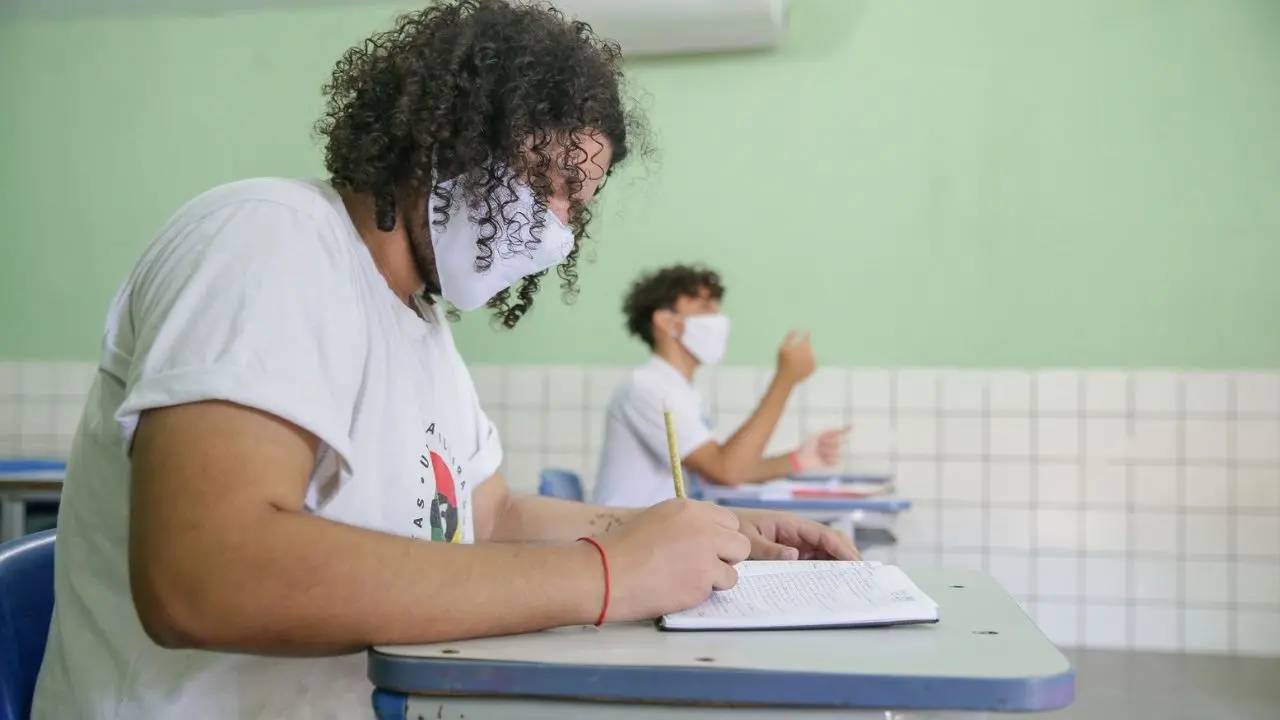 Imagem da notícia: Volta do uso de máscaras em escolas do Ceará: saiba o que dizem especialistas e gestores da educação