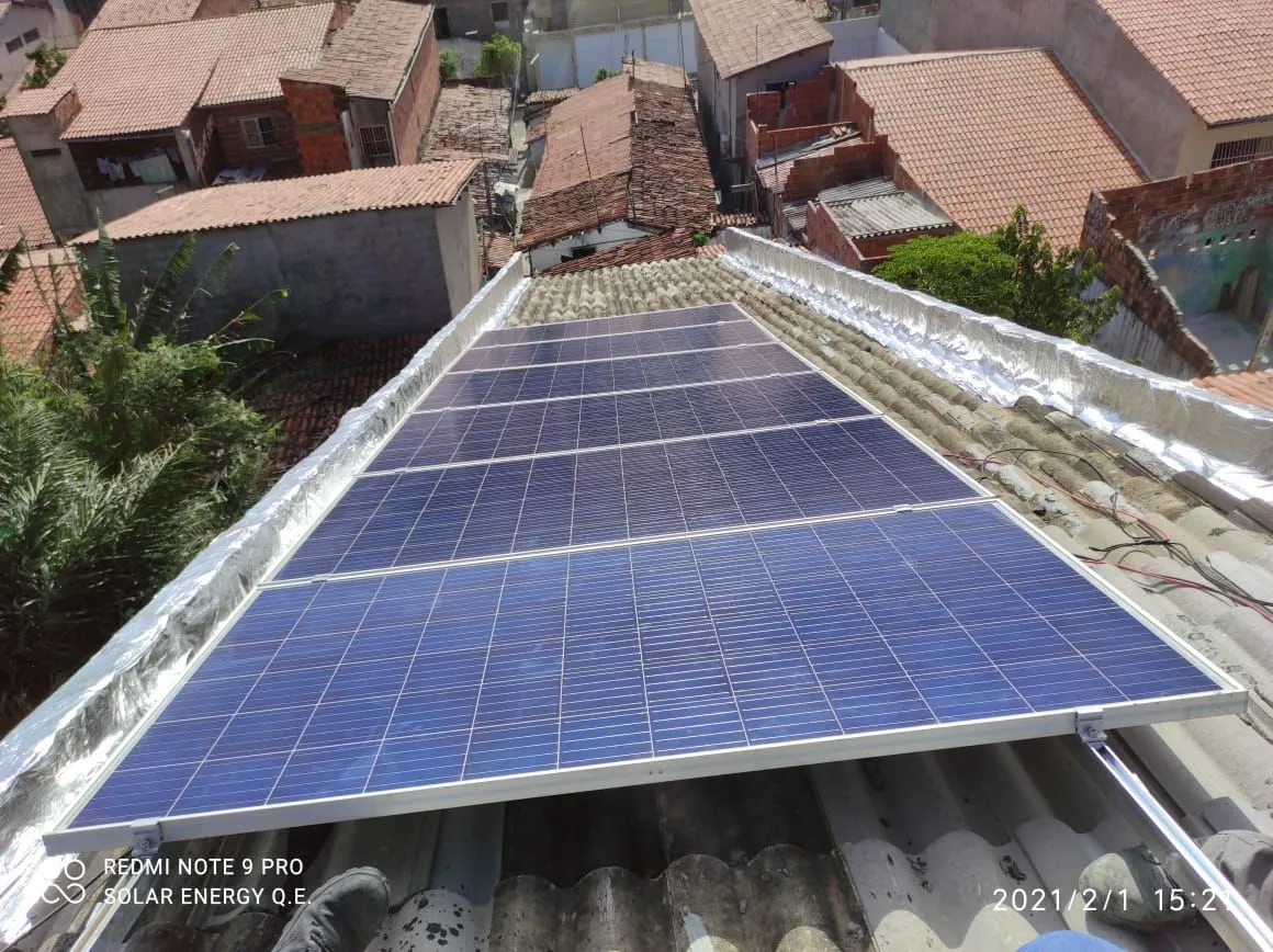 As placas solares instaladas na casa da família do Weslley Nojosa geraram uma redução de cerca de 60% na conta de luz