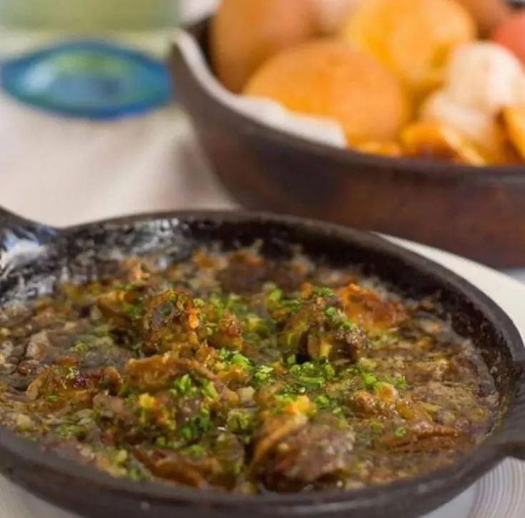 Escargots na manteiga de ervas servidos pelo Le Marché