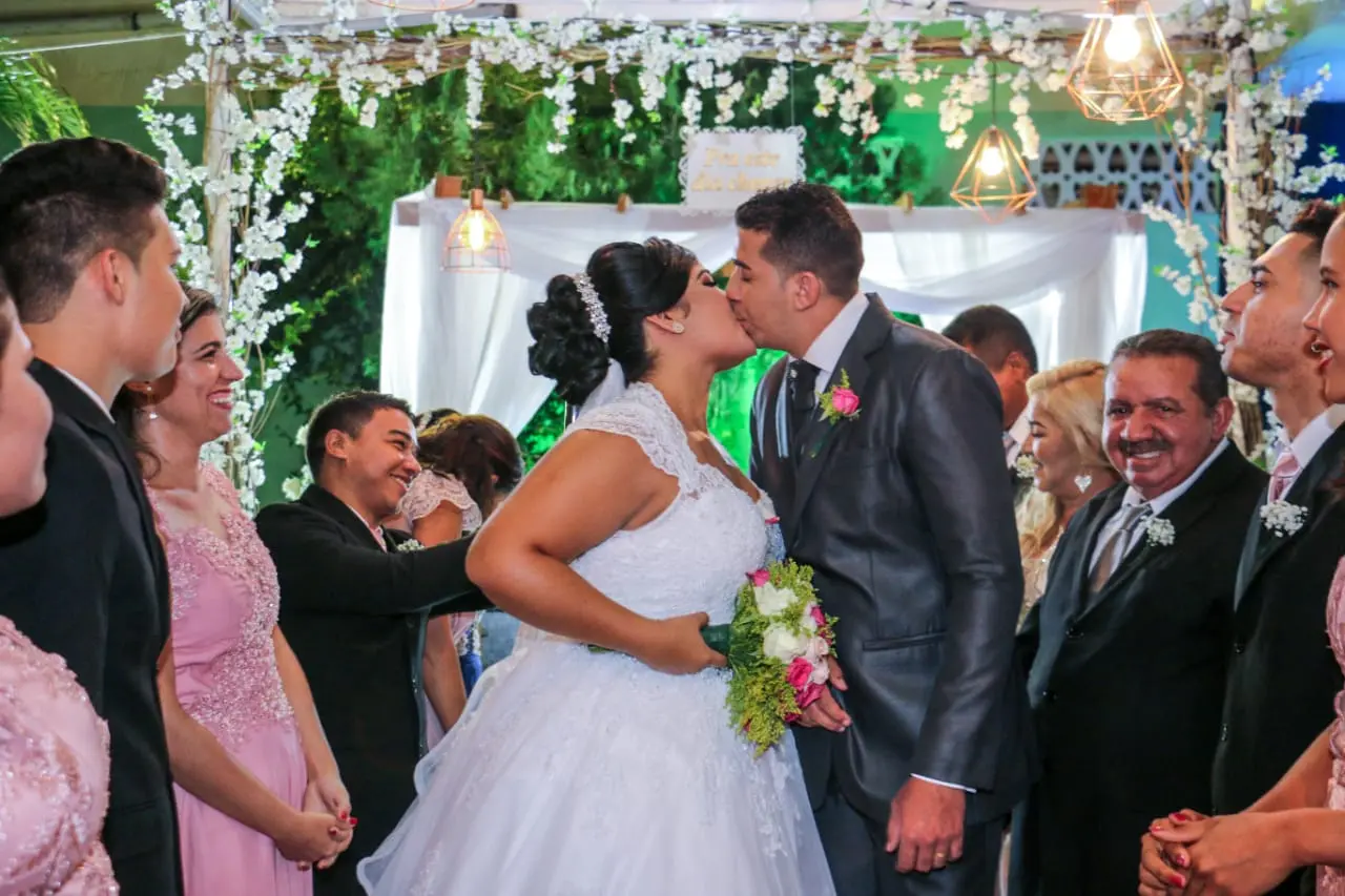 Imagem da notícia: Como é o namoro de quem decidiu esperar para dar o primeiro beijo só após o casamento