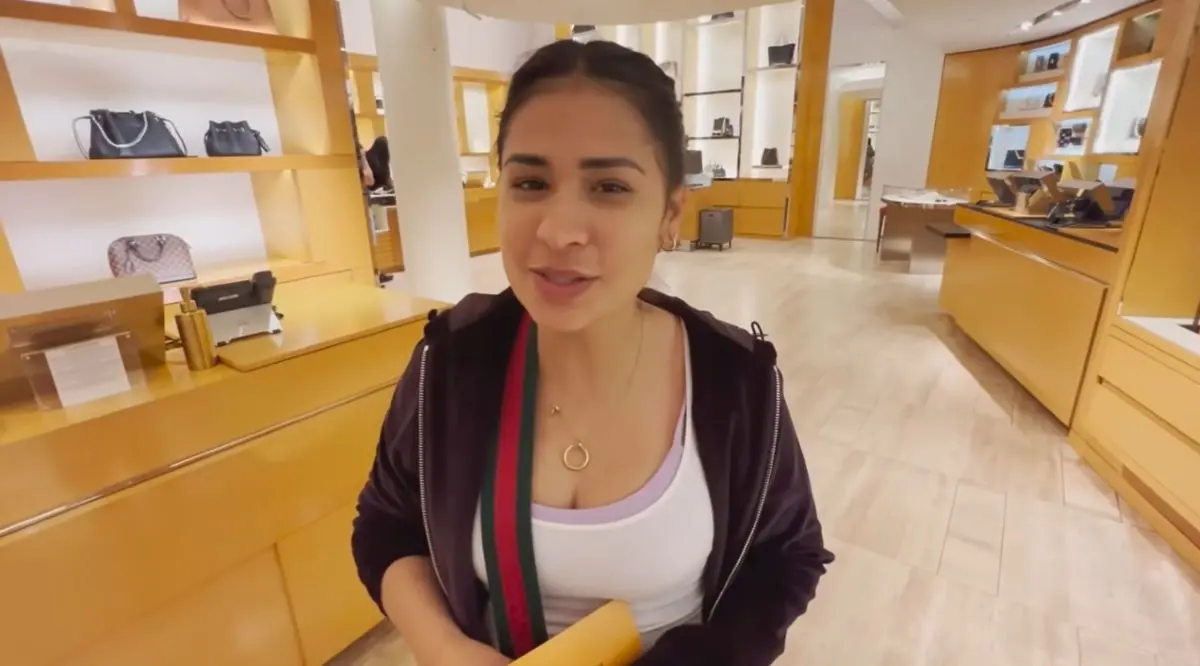 Imagem da notícia: Simone Mendes compra presente de grife para Simaria