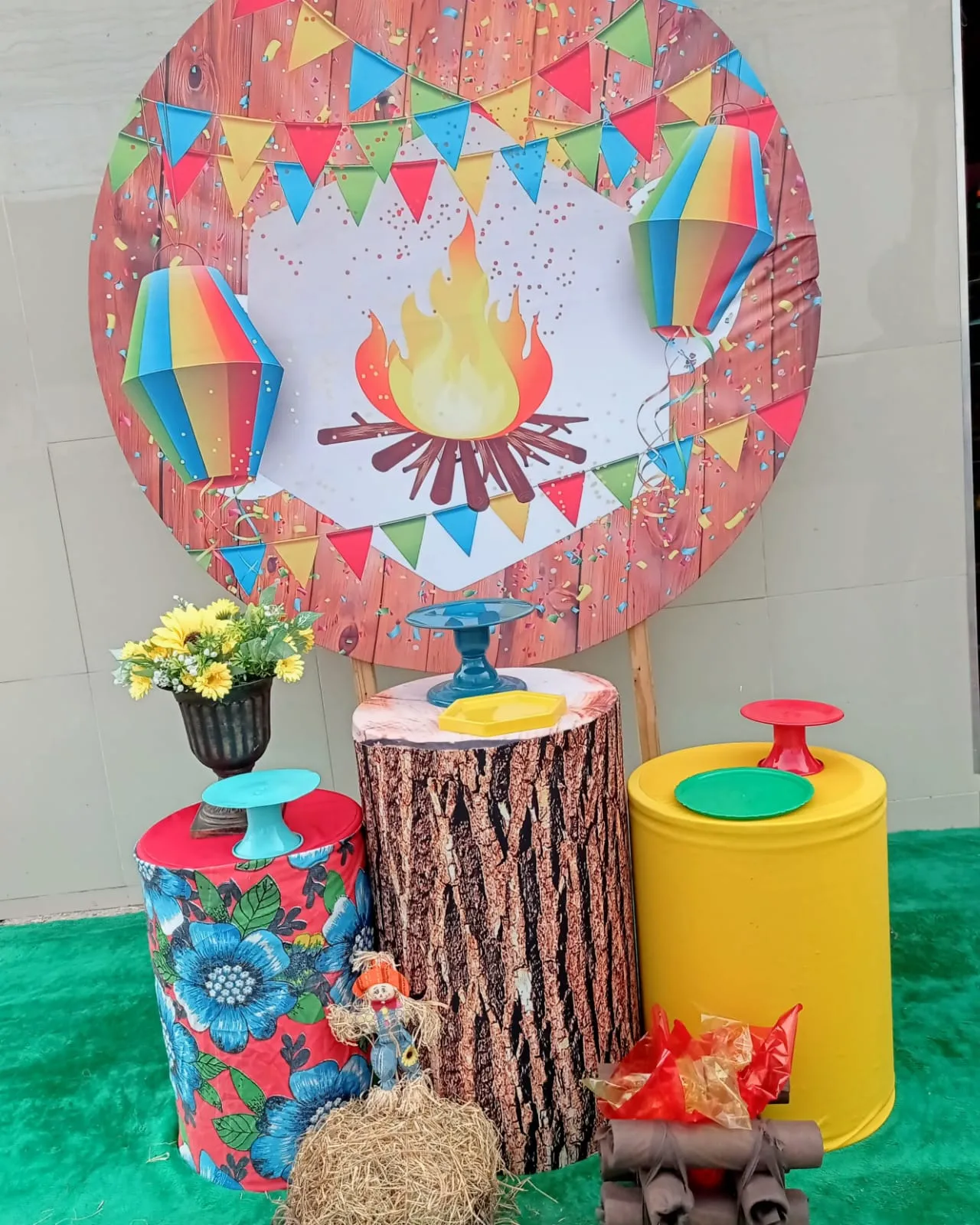 Painéis geométricos e mesas revestidas compõem a decoração